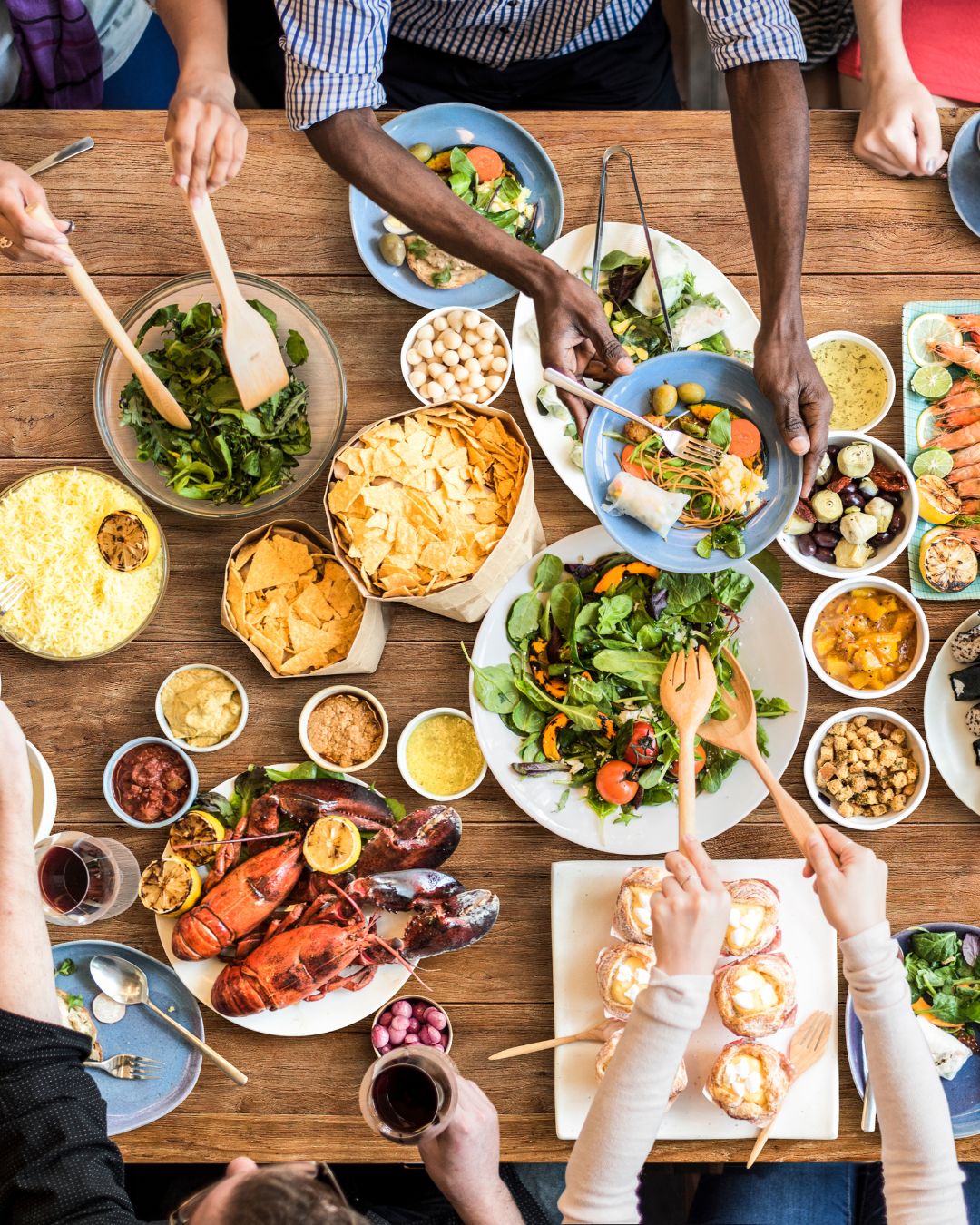 anna jones dietitian florida2 anna jones dietitian in florida has friends over to eat and this is an overhead shot of the table full of food